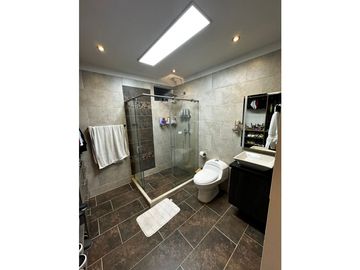 Venta de casa dúplex con estudio y vestidor privado