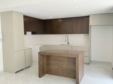 Casa en venta con 3 habitaciones, cada una con baño propio y diseño minimalista