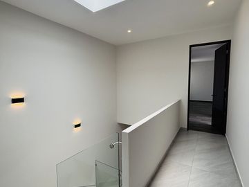 Casa en venta con 3 habitaciones, cada una con baño propio y diseño minimalista
