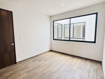 Casa en venta con 3 habitaciones, cada una con baño propio y diseño minimalista