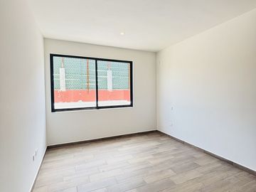 Casa en venta con 3 habitaciones, cada una con baño propio y diseño minimalista