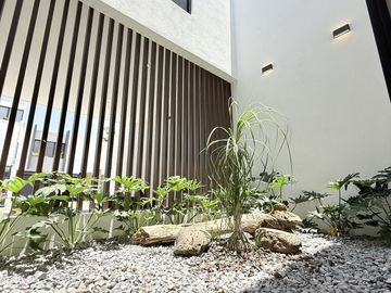 Casa en venta con 3 habitaciones, cada una con baño propio y diseño minimalista