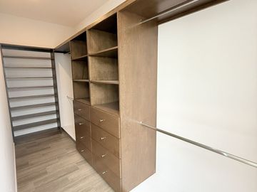 Casa en venta con 3 habitaciones, cada una con baño propio y diseño minimalista