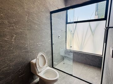 Casa en venta con 3 habitaciones, cada una con baño propio y diseño minimalista