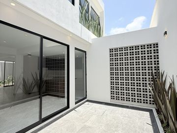 Casa en venta con 3 habitaciones, cada una con baño propio y diseño minimalista