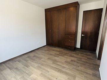 Casa en venta con 3 habitaciones, cada una con baño propio y diseño minimalista