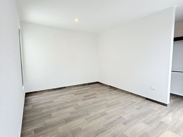 Casa en venta con 3 habitaciones, cada una con baño propio y diseño minimalista
