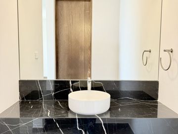 Casa en venta con 3 habitaciones, cada una con baño propio y diseño minimalista