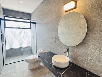Casa en venta con 3 habitaciones, cada una con baño propio y diseño minimalista