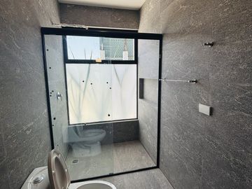 Casa en venta con 3 habitaciones, cada una con baño propio y diseño minimalista
