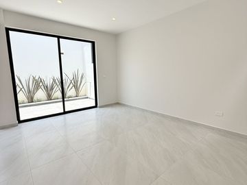 Casa en venta con 3 habitaciones, cada una con baño propio y diseño minimalista