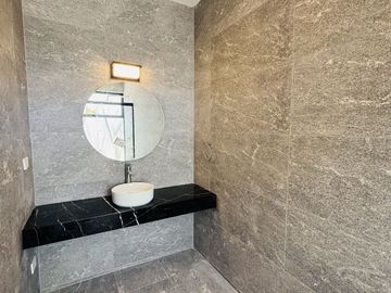 Casa en venta con 3 habitaciones, cada una con baño propio y diseño minimalista