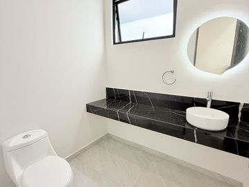 Casa en venta con 3 habitaciones, cada una con baño propio y diseño minimalista