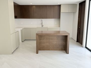 Casa en venta con 3 habitaciones, cada una con baño propio y diseño minimalista