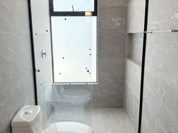 Casa en venta con 3 habitaciones, cada una con baño propio y diseño minimalista