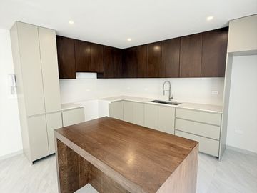 Casa en venta con 3 habitaciones, cada una con baño propio y diseño minimalista