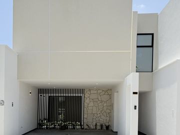 Casa en venta con 3 habitaciones, cada una con baño propio y diseño minimalista