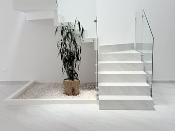 Casa en venta con 3 habitaciones, cada una con baño propio y diseño minimalista