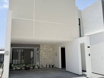 Casa en venta con 3 habitaciones, cada una con baño propio y diseño minimalista