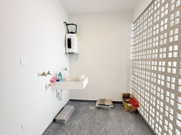 Casa en venta con 3 habitaciones, cada una con baño propio y diseño minimalista