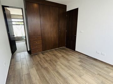 Casa en venta con 3 habitaciones, cada una con baño propio y diseño minimalista