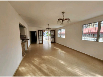 CASA EN LA 12 DE OCTUBRE RESIDENCIAL LOS ANTARES 276M2