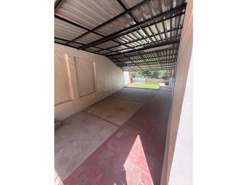 CASA EN ESTANCIA VIEJA - PILETA Y PARQUE