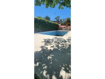 CASA EN ESTANCIA VIEJA - PILETA Y PARQUE