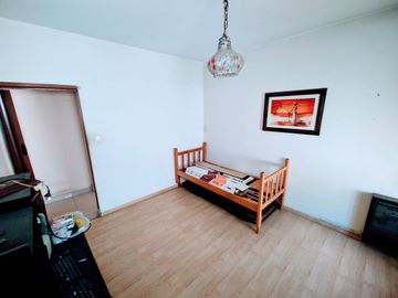 Venta Casa 4 amb. Hermoso Parque + Pileta. Burzaco