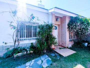 Venta Casa 4 amb. Hermoso Parque + Pileta. Burzaco