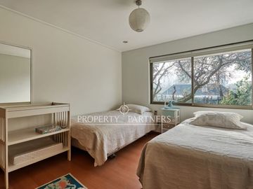 Amplia casa mediterránea con gran jardín, piscina y ubicación privilegiada en Vitacura