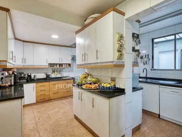 Amplia casa mediterránea con gran jardín, piscina y ubicación privilegiada en Vitacura