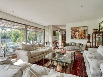 Amplia casa mediterránea con gran jardín, piscina y ubicación privilegiada en Vitacura