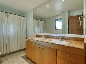 Amplia casa mediterránea con gran jardín, piscina y ubicación privilegiada en Vitacura