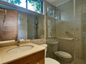 Amplia casa mediterránea con gran jardín, piscina y ubicación privilegiada en Vitacura