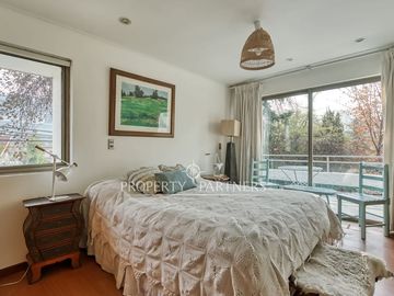 Amplia casa mediterránea con gran jardín, piscina y ubicación privilegiada en Vitacura