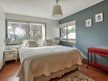 Amplia casa mediterránea con gran jardín, piscina y ubicación privilegiada en Vitacura