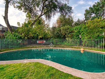 Amplia casa mediterránea con gran jardín, piscina y ubicación privilegiada en Vitacura