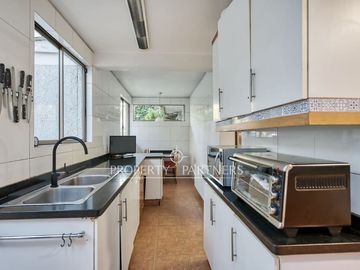Amplia casa mediterránea con gran jardín, piscina y ubicación privilegiada en Vitacura