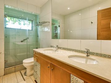 Amplia casa mediterránea con gran jardín, piscina y ubicación privilegiada en Vitacura