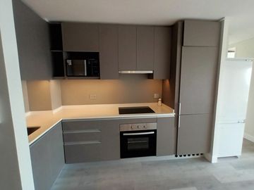 ARRIENDO Departamento 2D1B semi amoblado, Metro Chile España