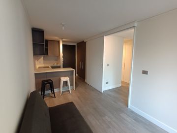 ARRIENDO Departamento 1D1B semi amoblado, Metro Chile España