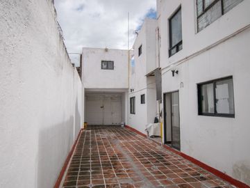 VENTA DE CASA EN JARDINES DE SAN MANUEL.