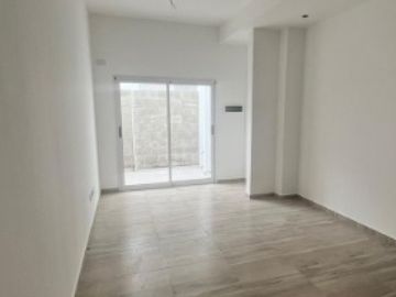 DEPARTAMENTO MONOAMBIENTE AL FRENTE, PLANTA BAJA DTO F, CON PATIO Y COCHERA, BANFIELD.