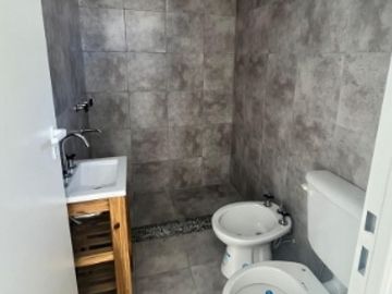 DEPARTAMENTO MONOAMBIENTE AL FRENTE, PLANTA BAJA DTO F, CON PATIO Y COCHERA, BANFIELD.