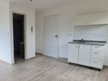 DEPARTAMENTO MONOAMBIENTE AL FRENTE, PLANTA BAJA DTO F, CON PATIO Y COCHERA, BANFIELD.