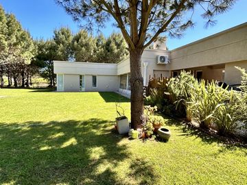 ALQUILER VERANO EXCLUSIVA CASA CON PILETA  BARRIO LA HERRADURA PINAMAR