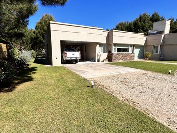 ALQUILER VERANO EXCLUSIVA CASA CON PILETA  BARRIO LA HERRADURA PINAMAR