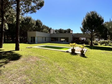 ALQUILER VERANO EXCLUSIVA CASA CON PILETA  BARRIO LA HERRADURA PINAMAR