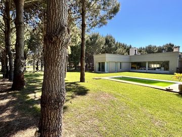 ALQUILER VERANO EXCLUSIVA CASA CON PILETA  BARRIO LA HERRADURA PINAMAR